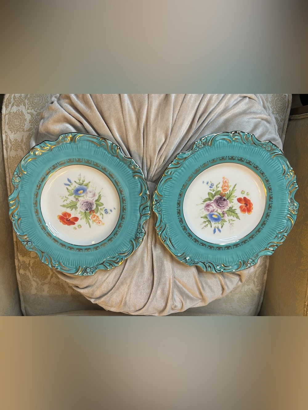 ✨Pair Anthropologie Grace Floral
Victorian Turquoise Gold Dessert 8.5" Plates